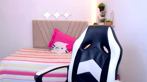 Snapshot of zara_cute18 chatting on May 17, 12:12 pm Zara online show from May 17, 12:12 pm