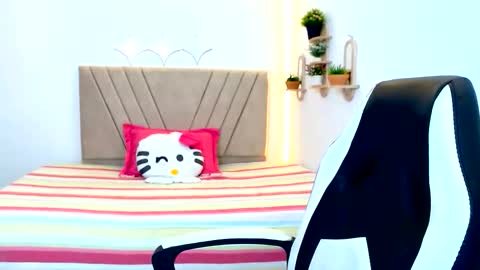 Snapshot of zara_cute18 chatting on May 19, 12:11 pm Zara online show from May 19, 12:11 pm