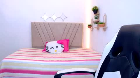 Snapshot of zara_cute18 chatting on May 25, 12:11 pm Zara online show from May 25, 12:11 pm