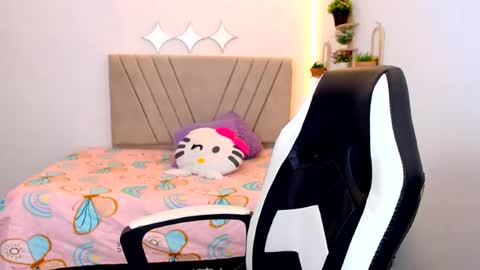 Snapshot of zara_cute18 chatting on June 18, 12:20 pm Zara online show from June 18, 12:20 pm