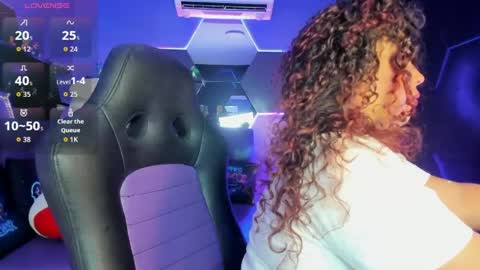 Snapshot of zara_holly_ chatting on May 1, 7:18 pm Zara online show from May 1, 7:18 pm