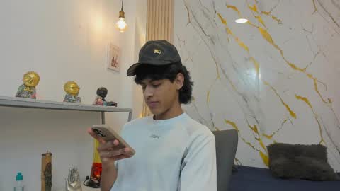 Snapshot of zayn_fox32 chatting on April 6, 7:37 pm Zayn online show from April 6, 7:37 pm