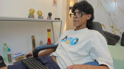 Snapshot of zayn_fox32 chatting on April 13, 7:19 pm Zayn online show from April 13, 7:19 pm