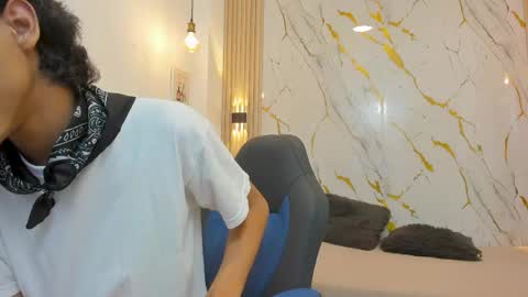 Snapshot of zayn_fox32 chatting on April 16, 7:14 pm Zayn online show from April 16, 7:14 pm