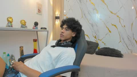 Snapshot of zayn_fox32 chatting on April 16, 9:39 pm Zayn online show from April 16, 9:39 pm