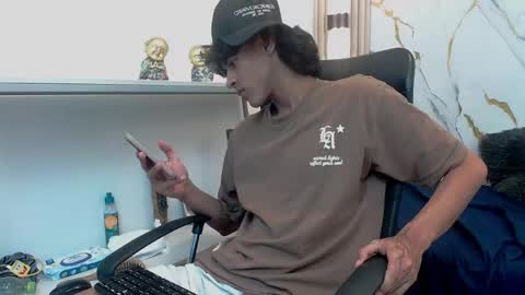Snapshot of zayn_fox32 chatting on April 21, 1:42 am Zayn online show from April 21, 1:42 am