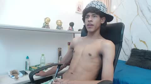 Snapshot of zayn_fox32 chatting on April 21, 7:28 pm Zayn online show from April 21, 7:28 pm