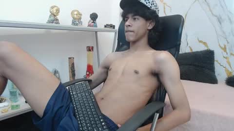 Snapshot of zayn_fox32 chatting on April 23, 7:27 pm Zayn online show from April 23, 7:27 pm