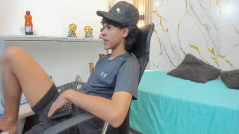 Snapshot of zayn_fox32 chatting on April 27, 7:23 pm Zayn online show from April 27, 7:23 pm