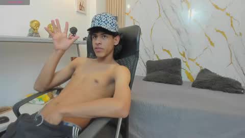 Snapshot of zayn_fox32 chatting on April 30, 7:31 pm Zayn online show from April 30, 7:31 pm