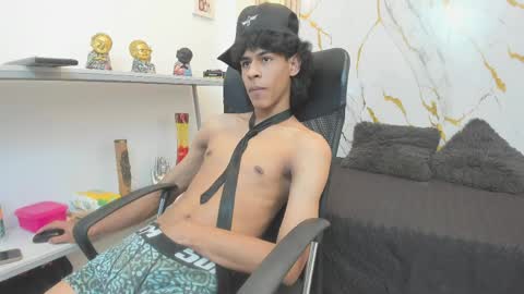Snapshot of zayn_fox32 chatting on May 1, 7:18 pm Zayn online show from May 1, 7:18 pm