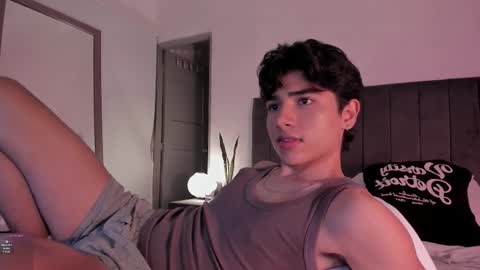 Snapshot of zayotto chatting on January 19, 6:06 am Hii im Zay. I save money for education. PVT Open. online show from January 19, 6:06 am