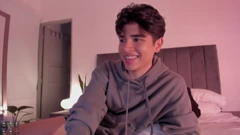 Snapshot of zayotto chatting on February 14, 6:43 am Hii im Zay. I save money for education. PVT Open. online show from February 14, 6:43 am