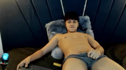 Snapshot of zeusapollofuck chatting on September 15, 8:53 pm zeusapollofuck online show from September 15, 8:53 pm