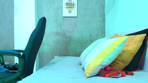 ZHAMIRA  ANDRES online show from January 12, 4:00 am