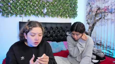 Snapshot of zoe_and_valeria chatting on April 29, 6:25 pm Zoe And Valeria online show from April 29, 6:25 pm