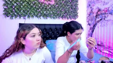 Snapshot of zoe_and_valeria chatting on May 29, 2:48 pm Zoe And Valeria online show from May 29, 2:48 pm