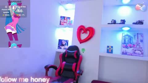 Snapshot of zoe_connor19 chatting on April 21, 2:51 am Z O E online show from April 21, 2:51 am