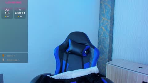 Snapshot of zoe_connor19 chatting on May 13, 10:06 pm Z O E online show from May 13, 10:06 pm