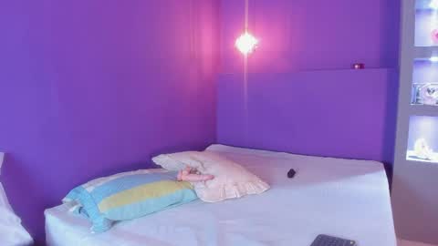 zoe_henderson online show from April 8, 3:06 am