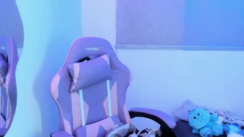 zoe_jones7 online show from February 19, 3:46 am