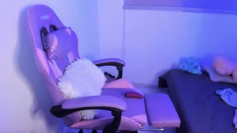 zoe_jones7 online show from April 15, 4:52 am