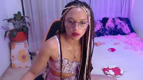 Snapshot of zoe_khall chatting on December 14, 4:34 am ZOE online show from December 14, 4:34 am