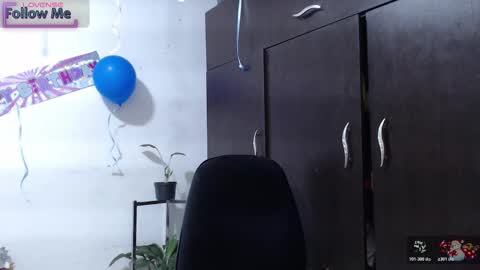 Snapshot of zoe_khall chatting on December 17, 3:01 am ZOE online show from December 17, 3:01 am