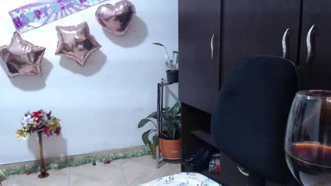 Snapshot of zoe_khall chatting on December 23, 4:54 am ZOE online show from December 23, 4:54 am