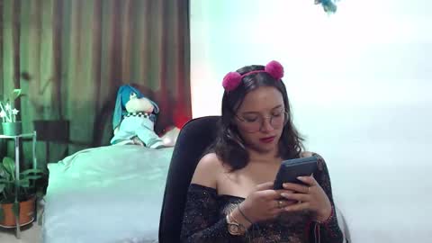 Snapshot of zoe_khall chatting on January 9, 2:14 am ZOE online show from January 9, 2:14 am