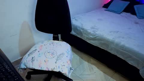 Snapshot of zoe_khall chatting on March 2, 2:03 am ZOE online show from March 2, 2:03 am