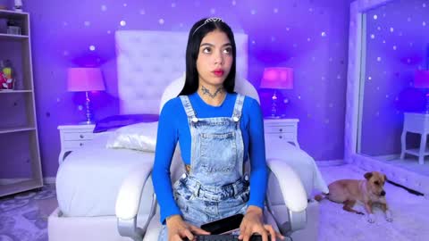 Snapshot of zoe_kravitx chatting on February 4, 7:40 am CAMILA online show from February 4, 7:40 am