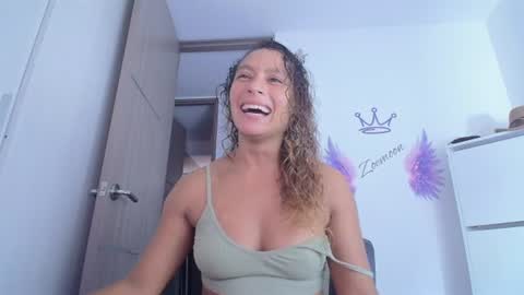 Snapshot of zoe_moon85 chatting on July 31, 10:20 pm zoe online show from July 31, 10:20 pm