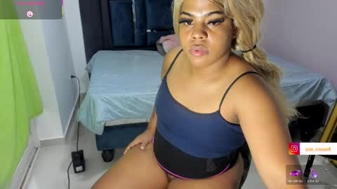 zoe_rosee4 online show from May 3, 10:49 pm