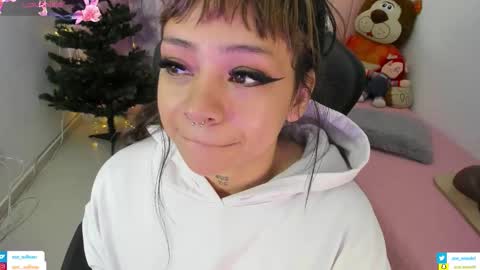 zoe_sullivan_ online show from November 17, 9:48 am