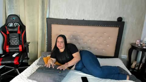 zoedeleon online show from May 9, 7:30 pm
