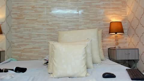 Snapshot of zoeesmitth chatting on December 21, 2:15 pm ZoeeSmitth online show from December 21, 2:15 pm