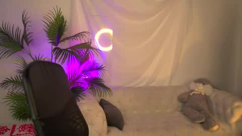 Snapshot of zoeford_ chatting on April 12, 4:50 am ZOE online show from April 12, 4:50 am