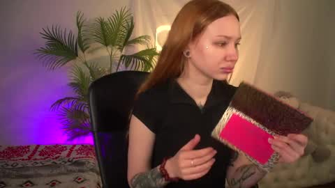 Snapshot of zoeford_ chatting on April 28, 5:12 am ZOE online show from April 28, 5:12 am