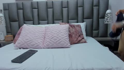 Zoe Krug online show from February 24, 12:14 pm