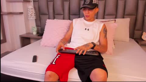 Zoe Krug online show from March 26, 12:00 pm