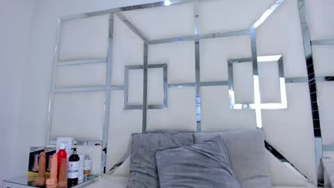 ZoeSwam online show from December 3, 11:30 am