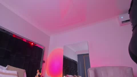 zoevidal_ online show from February 13, 11:39 am