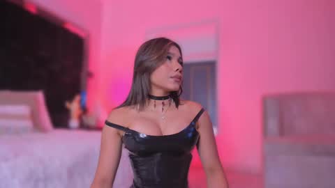 zoevidal_ online show from September 14, 12:04 pm