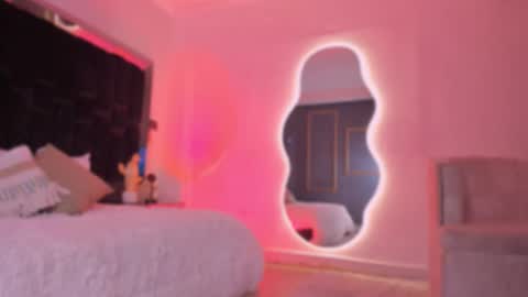 zoevidal_ online show from October 1, 12:00 pm