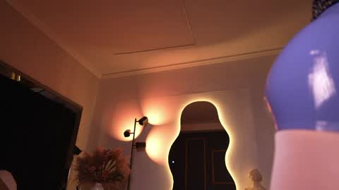 zoevidal_ online show from April 23, 12:29 pm