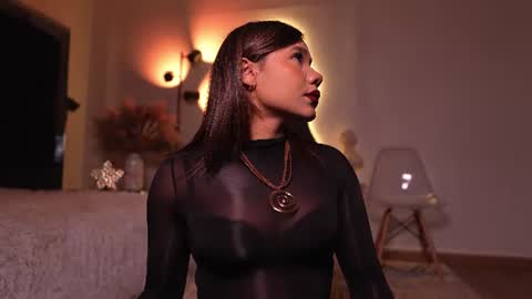 zoevidal_ online show from June 17, 12:07 pm