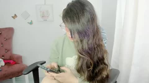 Snapshot of zooeybelair chatting on May 21, 2:13 pm Alicie online show from May 21, 2:13 pm