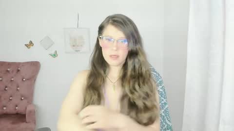 Snapshot of zooeybelair chatting on May 30, 5:59 am Alicie online show from May 30, 5:59 am