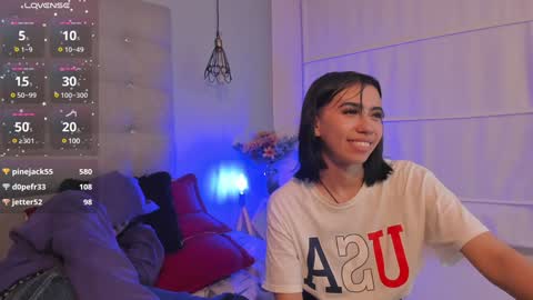 Snapshot of zowi_hottiee chatting on December 5, 8:22 am cintya kors online show from December 5, 8:22 am